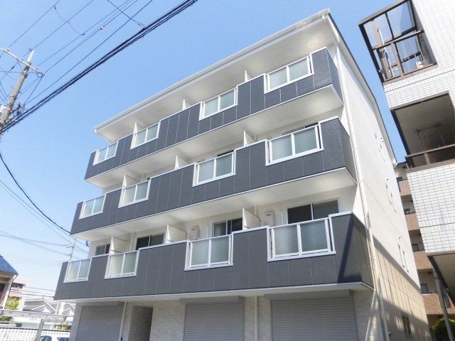 建物外観　鉄骨造の４階建てです。