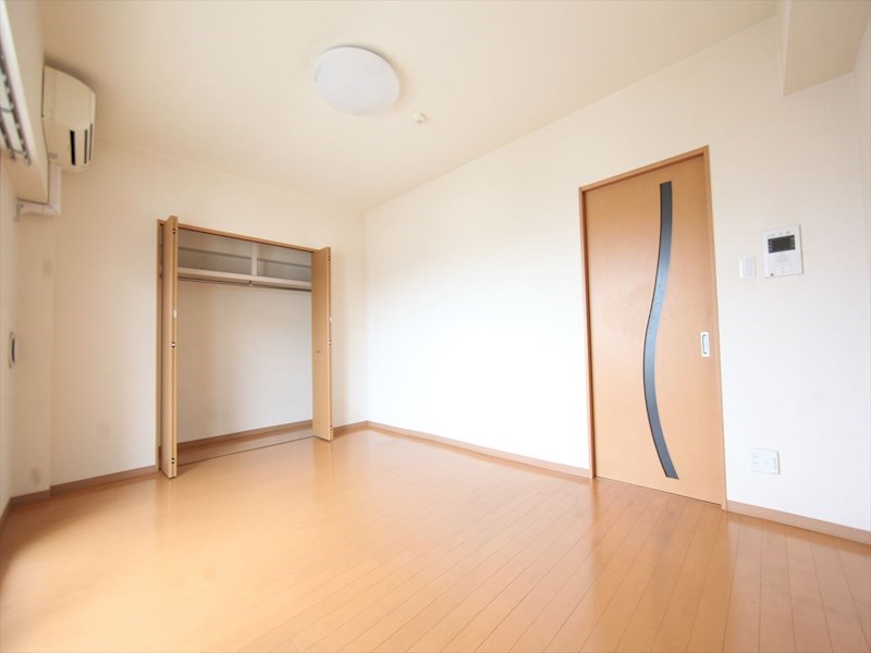 居室・リビング　洋室9.08帖　クローゼット付（収納充実してます）