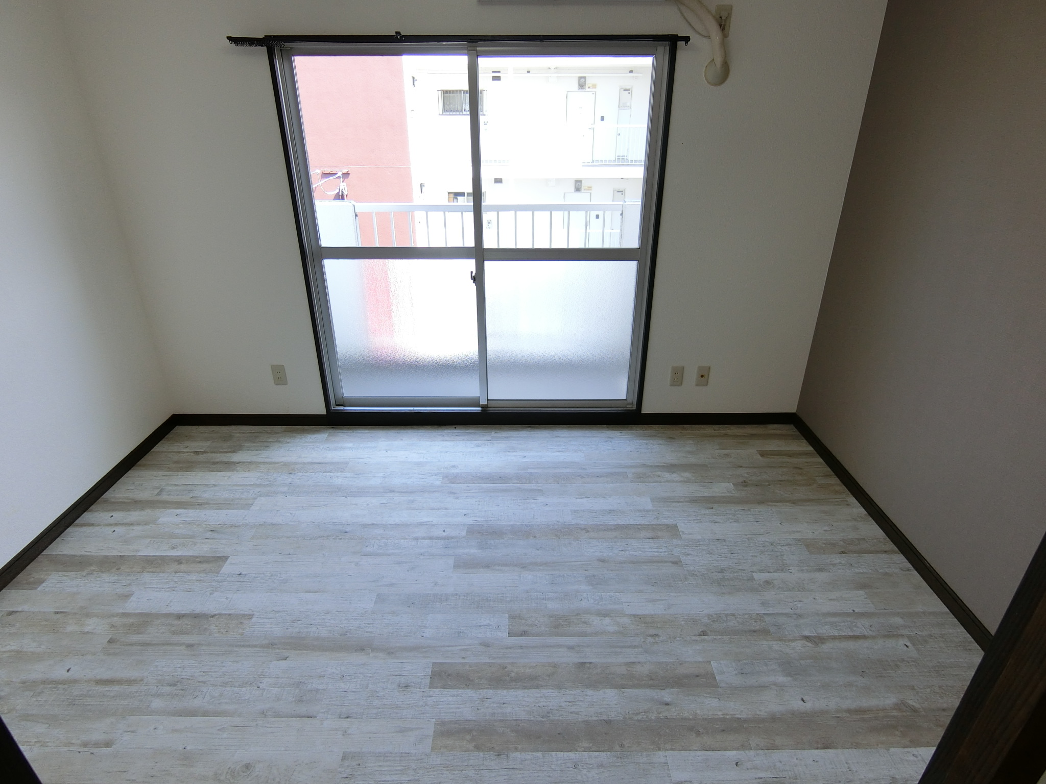 居室・リビング　大きな窓で風通し抜群◎