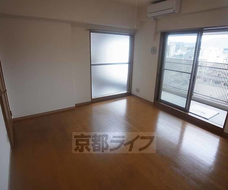 居室・リビング　広く明るい室内。