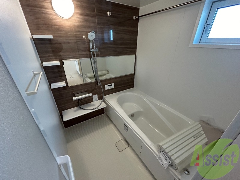 バス・シャワールーム　浴室は広めなのでゆったり落ち着けそうですね。