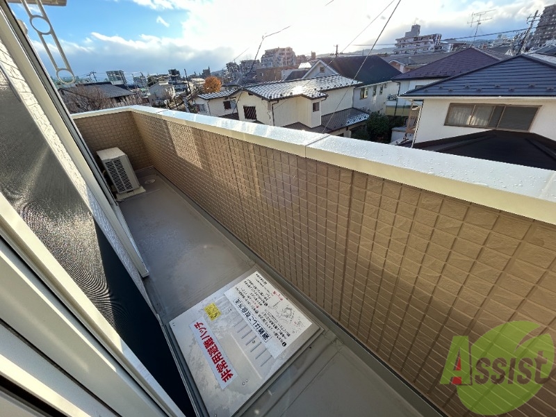 バルコニー　バルコニーは洗濯物を干すのに十分な広さがありますね。