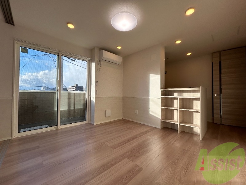 居室・リビング　１１．１帖のＬＤＫです。広々としてきれいですね。