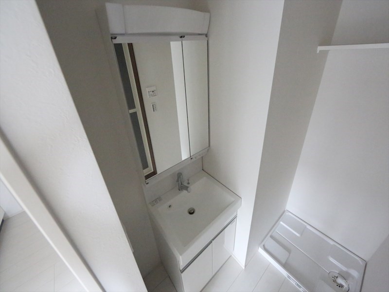 洗面設備　脱衣所　独立洗面台（シャンプードレッサー付）収納スペース有