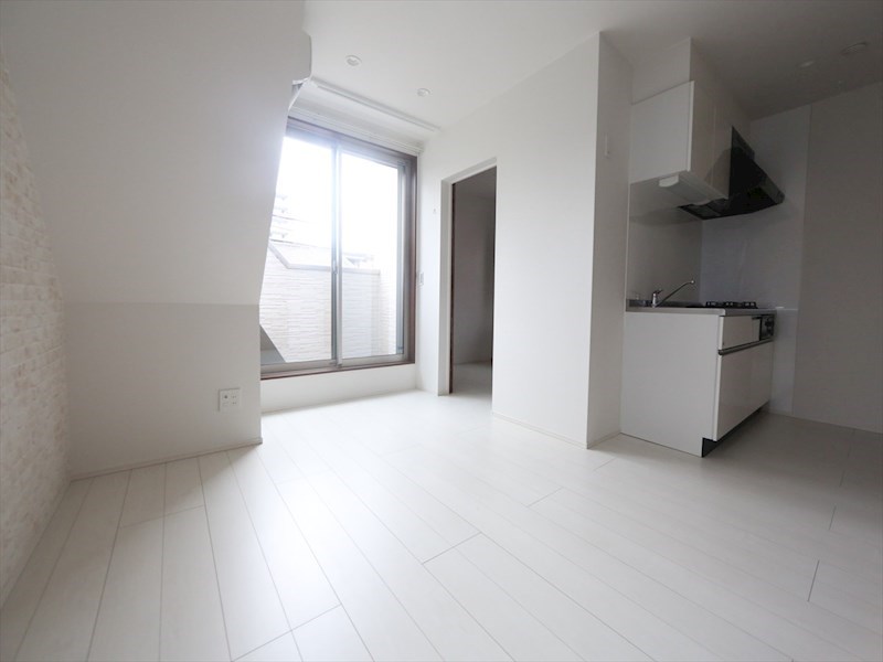 居室・リビング　ＬＤＫ8.8帖　2面採光　システムキッチン　バルコニー