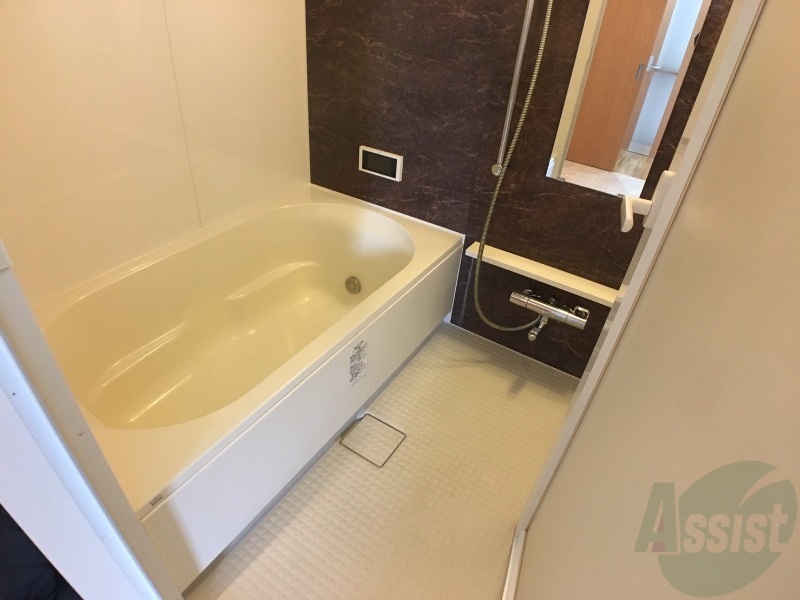 バス・シャワールーム　広々したお風呂で快適にくつろげそうです。