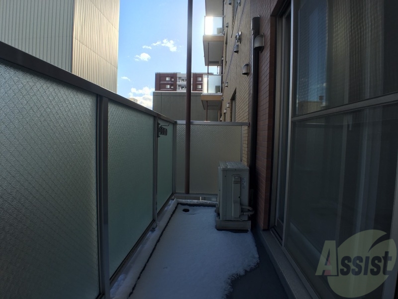 バルコニー　バルコニー。洗濯物がはかどりそうな広さがありますよ。