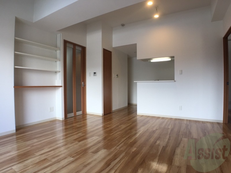 居室・リビング　日当たりが良くて心地よく過ごせそうなお部屋です。