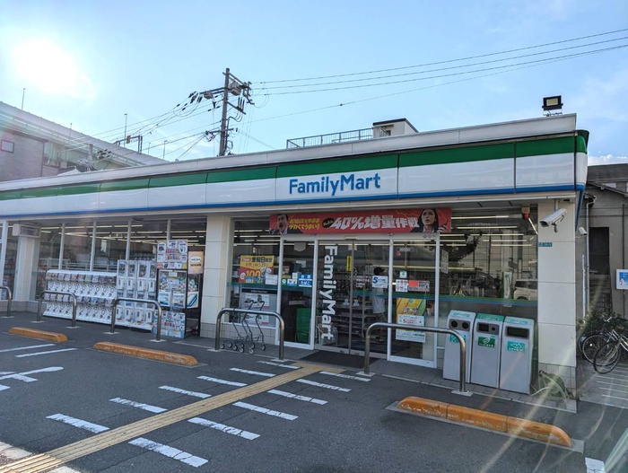 コンビニ　ファミリーマート（コンビニ）まで371m