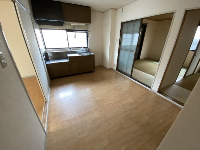 居室・リビング　床色が落ち着いた色合いで綺麗です♪