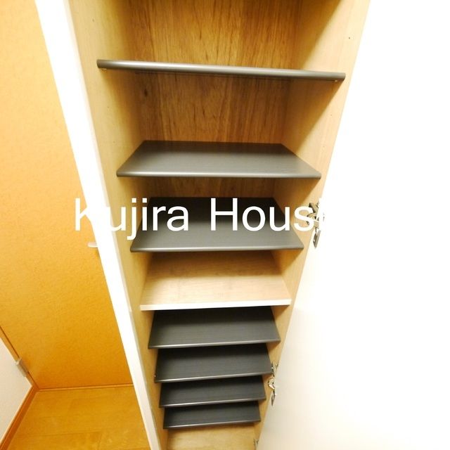 玄関　★下駄箱完備の玄関★