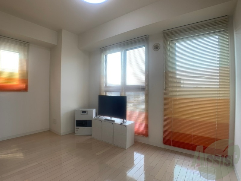 居室・リビング　８．７帖の洋室です。広々として、きれいですね。