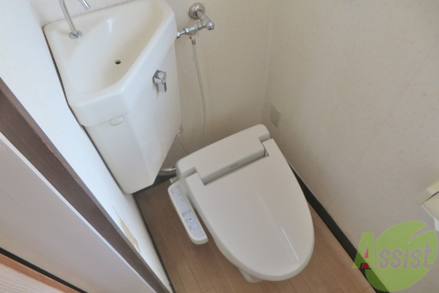 トイレ　トイレは温水洗浄付き。これは個人的に外せません。