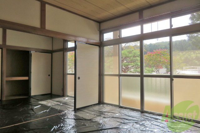 居室・リビング　窓が大きく風通しも良好です。気持ちよく過ごせそうです。