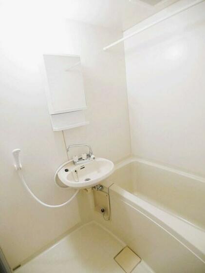 バス・シャワールーム　給湯はリモコンで温度設定　お湯のハンドルだけで適温が出ます