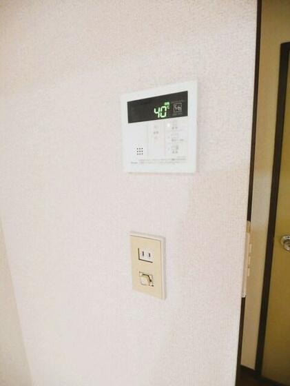 その他設備　給湯はリモコンで温度設定　お湯のハンドルだけで適温が出ます