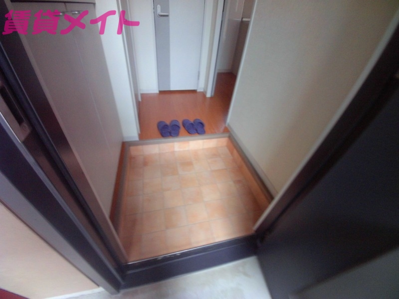 玄関　同物件別部屋写真