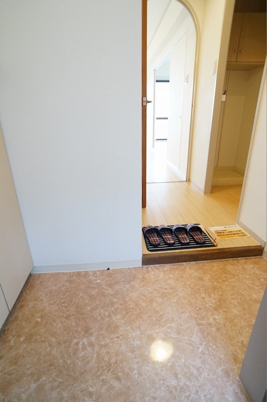 玄関　※同建物・別号室の参考写真です★（実際のお部屋とは異なります
