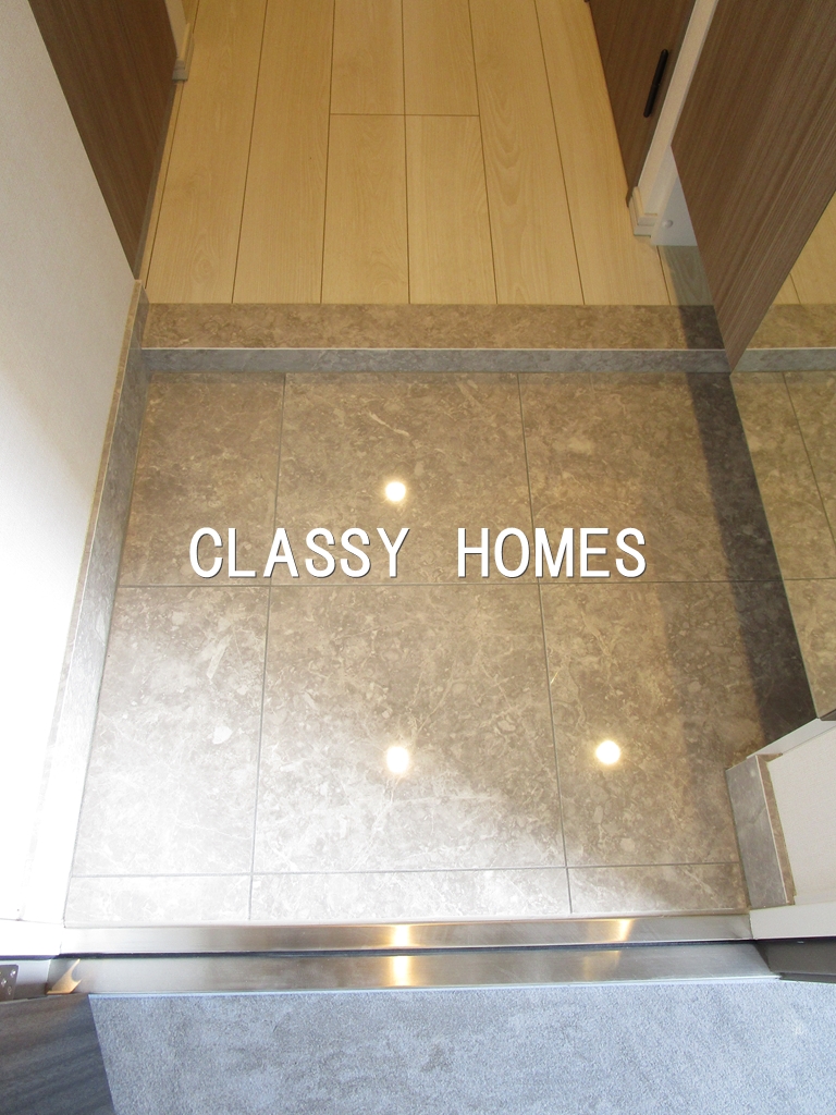 玄関　2022年竣工　クレイシアアイズ三田：玄関