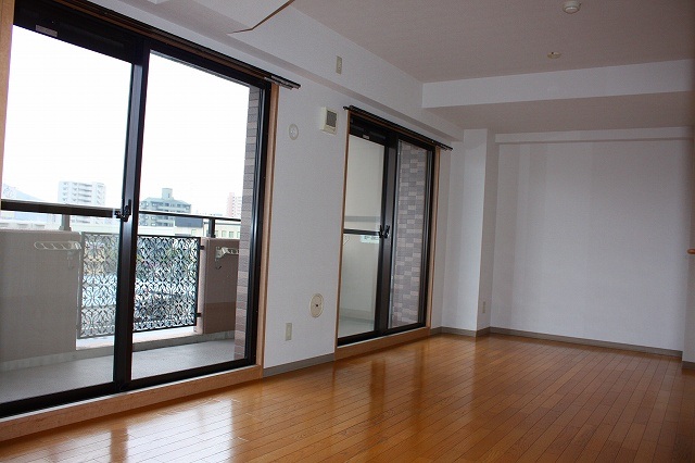 居室・リビング　同物件別号室