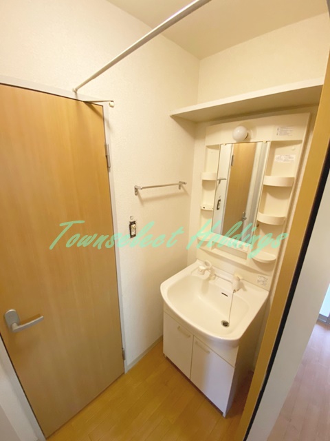 洗面設備　明るい洗面所です