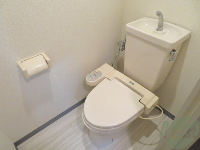 トイレ　トイレにはちゃんとウォシュレットも備え付けですね