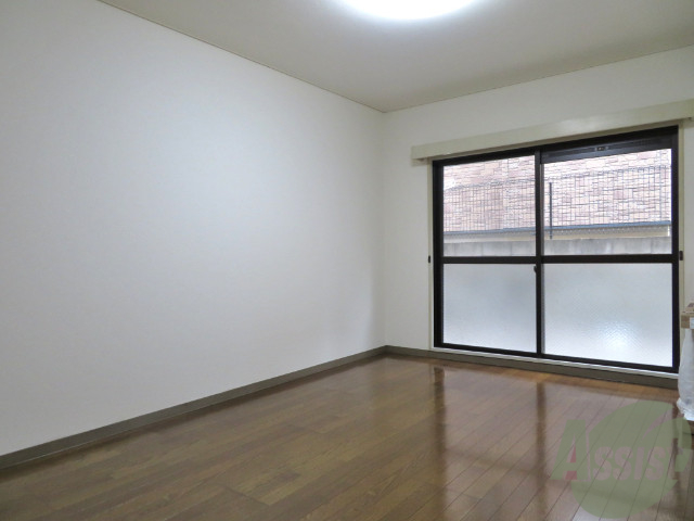 その他部屋・スペース　フローリングのお部屋なのでベッドを置いて寝室の出来上がりです