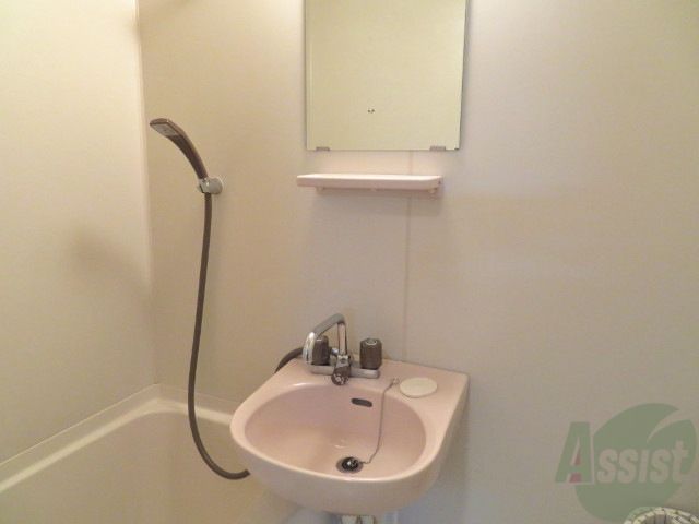 洗面設備　洗面台はお風呂と仲良しな感じですね、歯磨き、洗顔はこちら