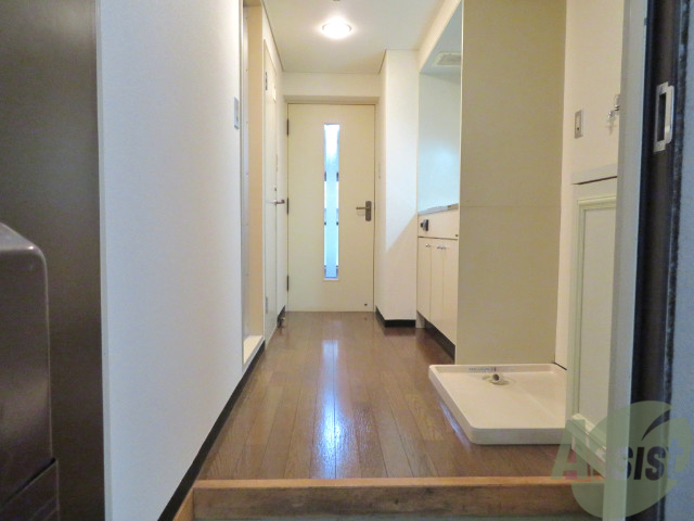 玄関　玄関を入ると左手に脱衣所やトイレ、正面が居室です