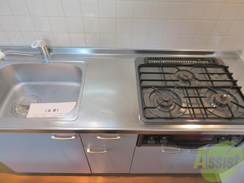 キッチン　でかめのキッチンです。広く使えるので安心です。３口あります。