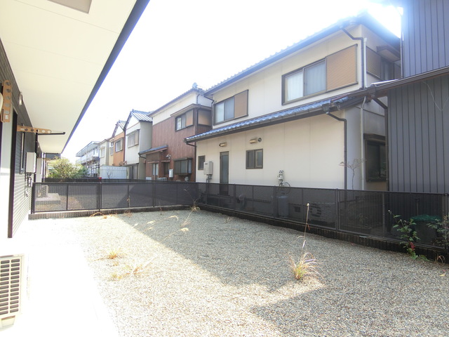 バルコニー　１階は専用庭付き