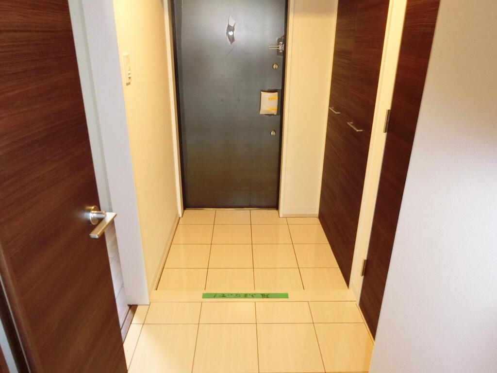 玄関　※別のお部屋の写真です。現況を優先さていただきます。