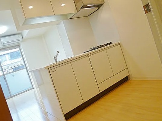 キッチン　※同建物の別のお部屋の写真です。（小窓なし）