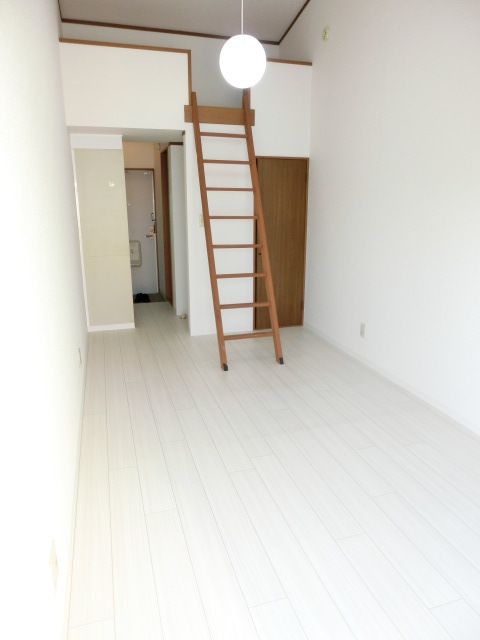 居室・リビング　白を基調とした清潔感のある洋室