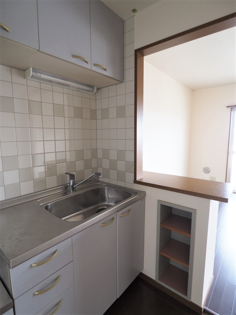 キッチン　換気扇・吊戸棚付の使い勝手の良いキッチンです