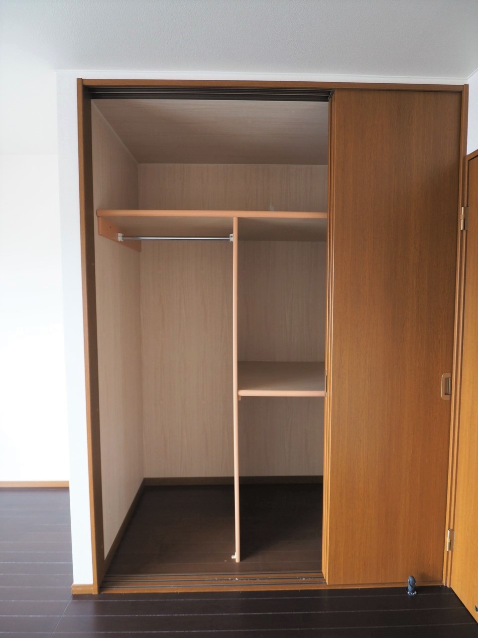 収納　ハンガーバーがあるので、衣類を掛けることができます