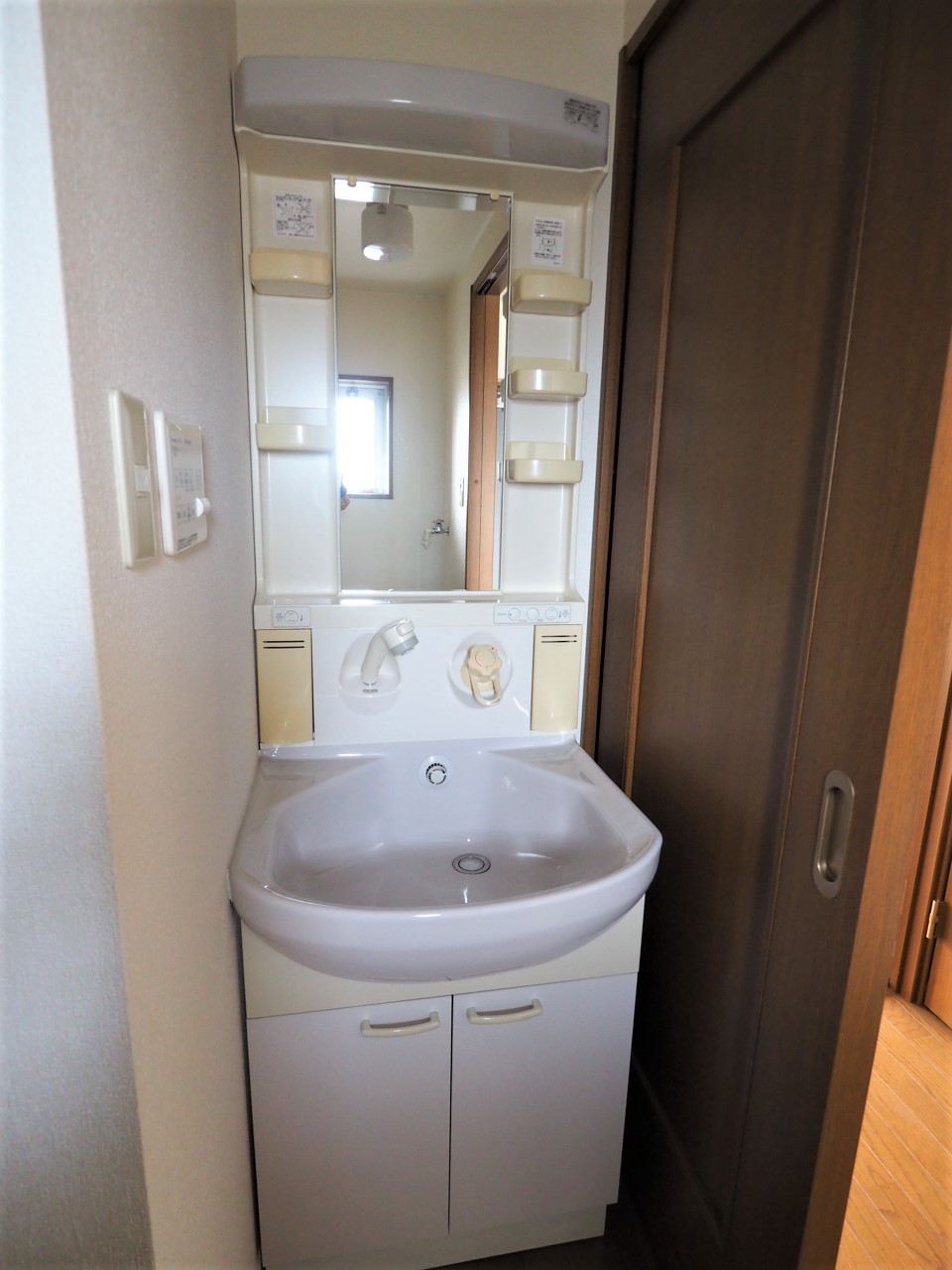 洗面設備　しっかり手洗いできる洗面台　お出掛け前の身支度も整いますね