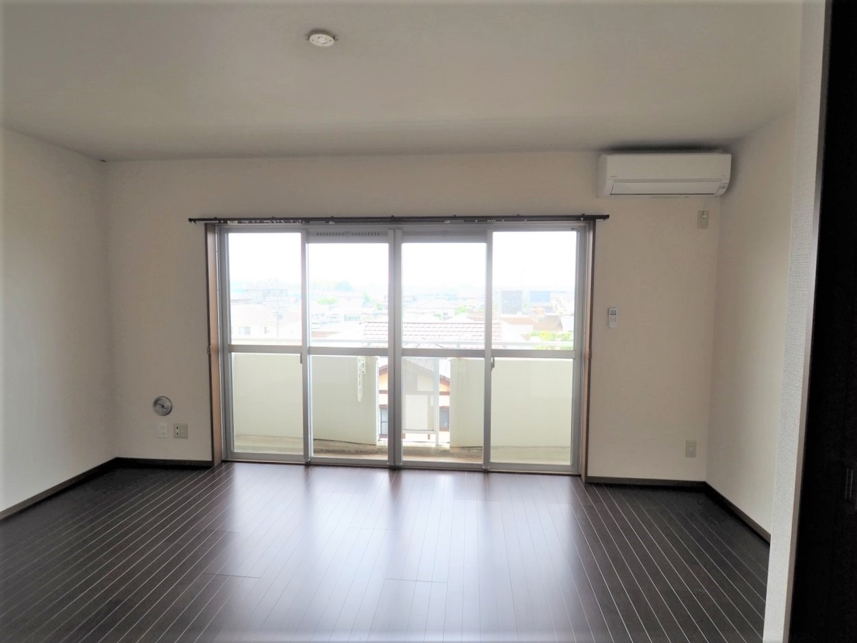 居室・リビング　居室9帖　一人暮らしにちょうどいい広さのお部屋です。