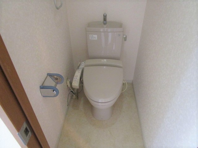 トイレ　別号室のお写真になります。