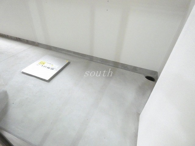 バルコニー　お部屋により室内カラーが異なります