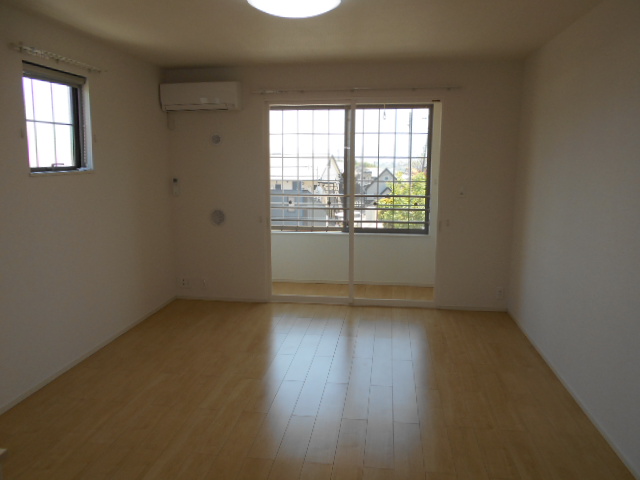居室・リビング　南面リビング（エアコン完備）・東面に換気採光窓有り