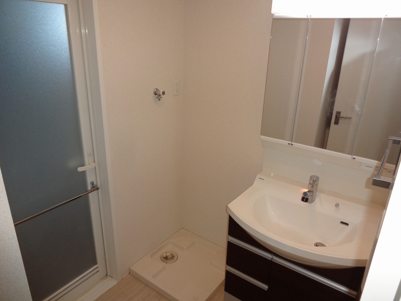 洗面設備　写真は他のお部屋です。