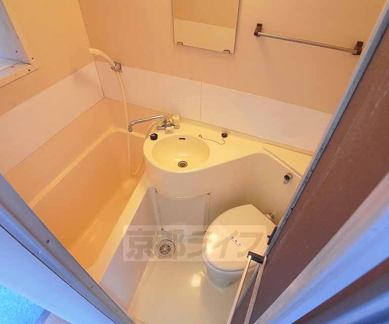 バス・シャワールーム　ユニットバスには窓も有ります。