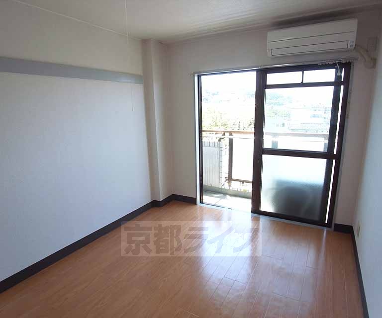 居室・リビング　改装の行き届いた洋室です。