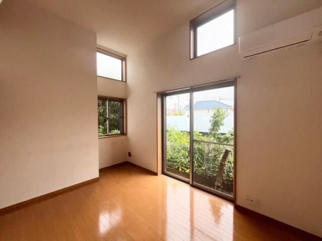 居室・リビング　別号室の参考写真です。