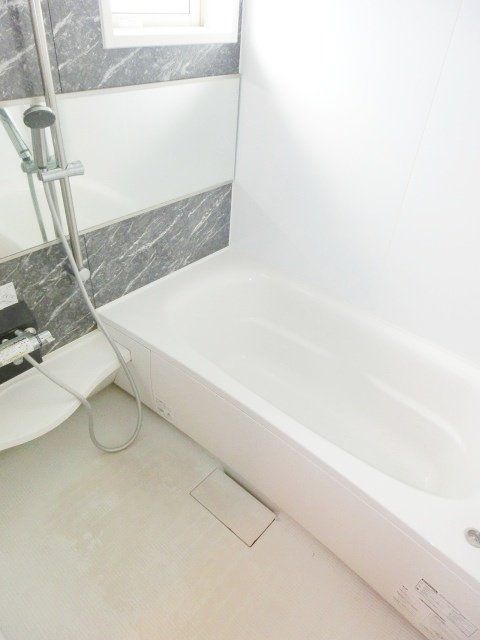 バス・シャワールーム　広々としたきれいなバスルーム