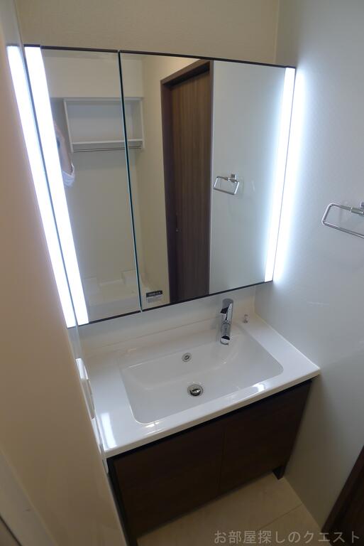 洗面設備　（写真は同仕様反転）