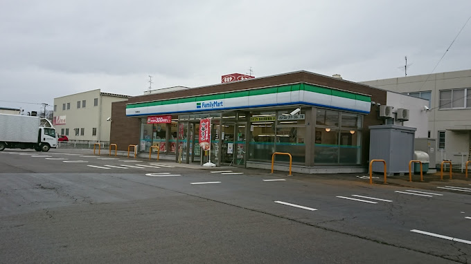 コンビニ　ファミリーマート三条塚野目店（コンビニ）まで230m