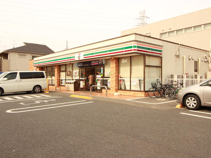 コンビニ　セブンイレブン（コンビニ）まで863m