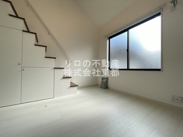 居室・リビング　南向きなので日当たりが良く日中は照明なしで過ごせます♪